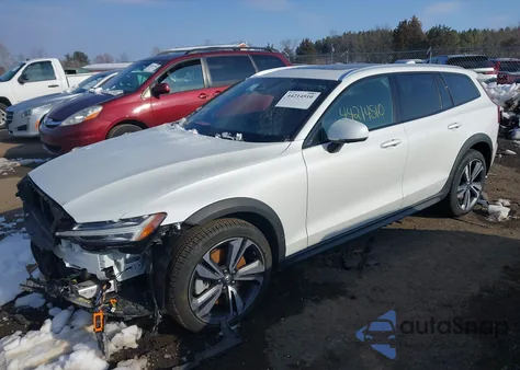 2025 Volvo V60 Cross Country Plus, B5 Awd Gas (Mild Hybrid) z USA, uszkodzony, nr VIN YV4L12WK2S2149836